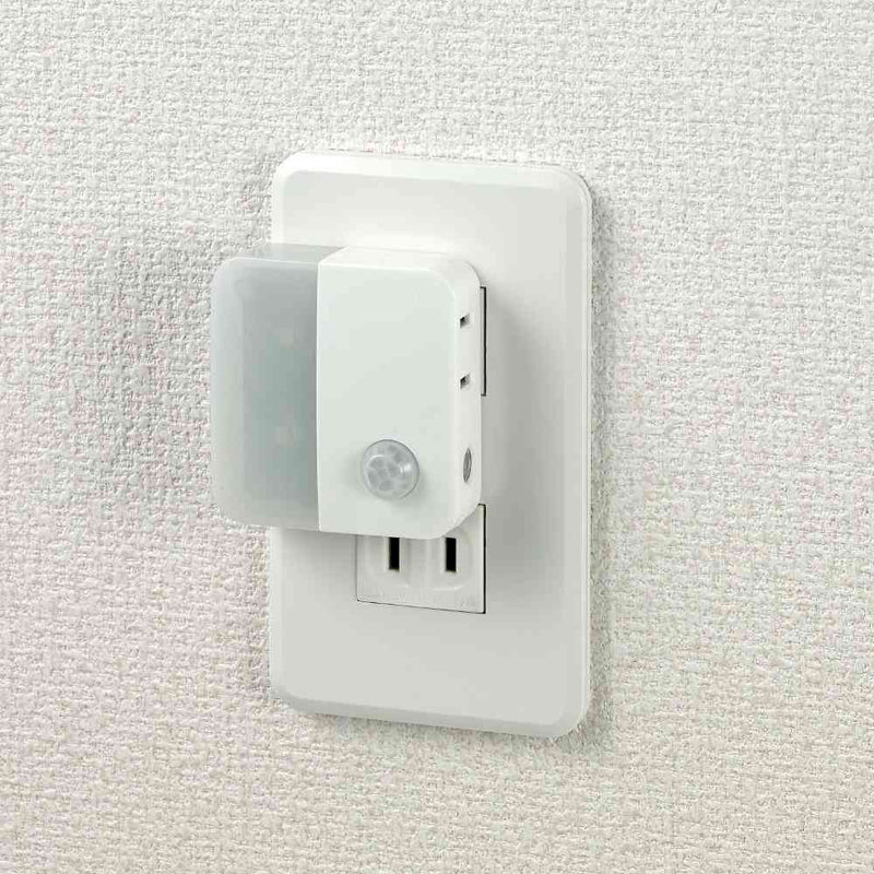 ELPA LEDナイトライト コンセント式 明暗＆人感センサー AC差込口付 白色光 PM-LC301（W） 1個